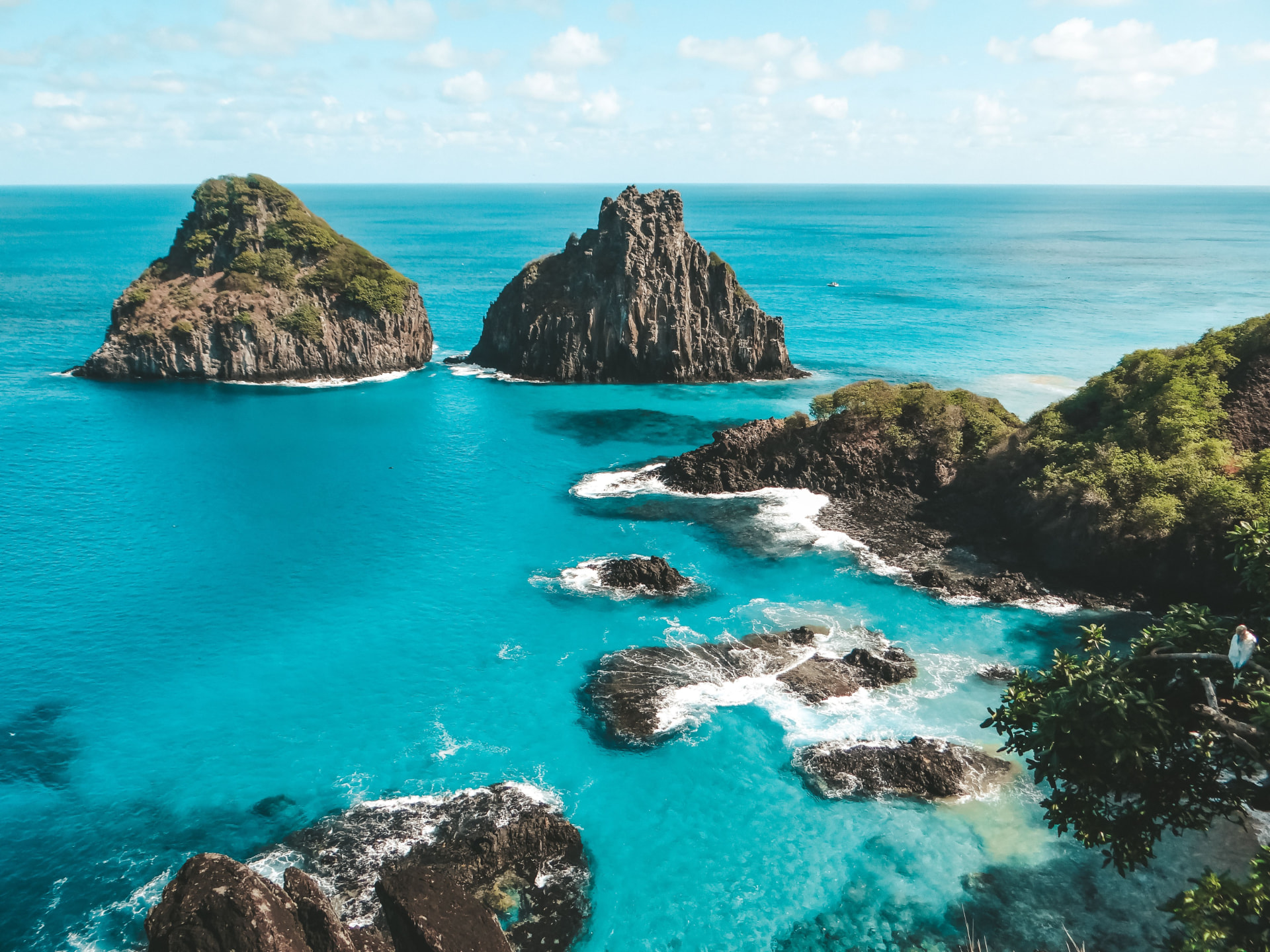 Vista aérea de Fernando de Noronha ao entardecer